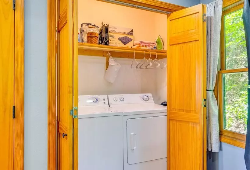 Cozy Murphy Cabin Retreat: Hot Tub & Mtn Views!