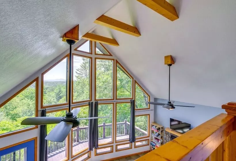 Cozy Murphy Cabin Retreat: Hot Tub & Mtn Views!