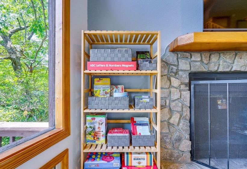 Cozy Murphy Cabin Retreat: Hot Tub & Mtn Views!