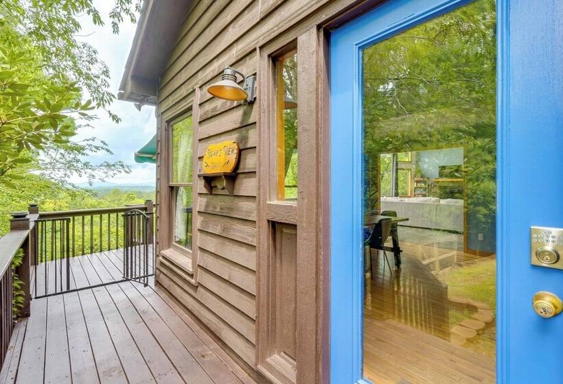 Cozy Murphy Cabin Retreat: Hot Tub & Mtn Views!