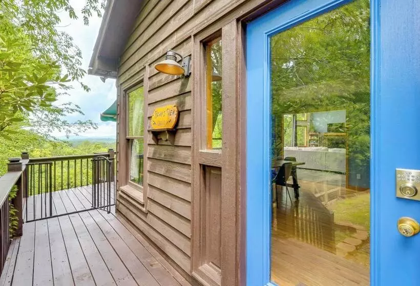 Cozy Murphy Cabin Retreat: Hot Tub & Mtn Views!