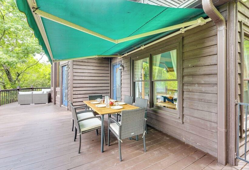 Cozy Murphy Cabin Retreat: Hot Tub & Mtn Views!