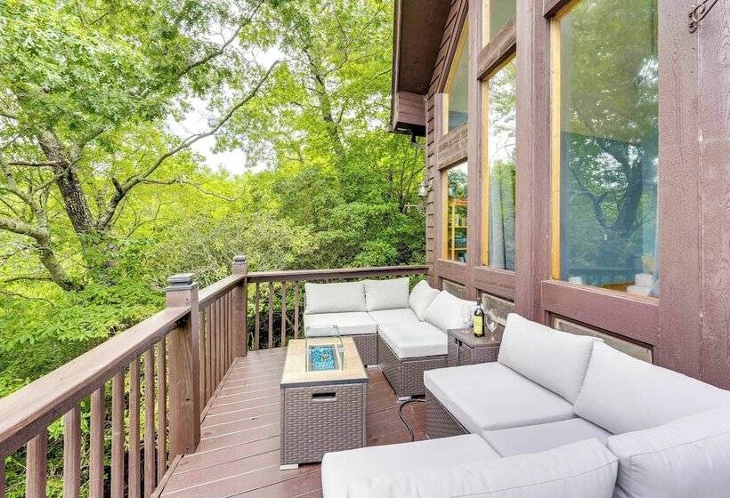 Cozy Murphy Cabin Retreat: Hot Tub & Mtn Views!