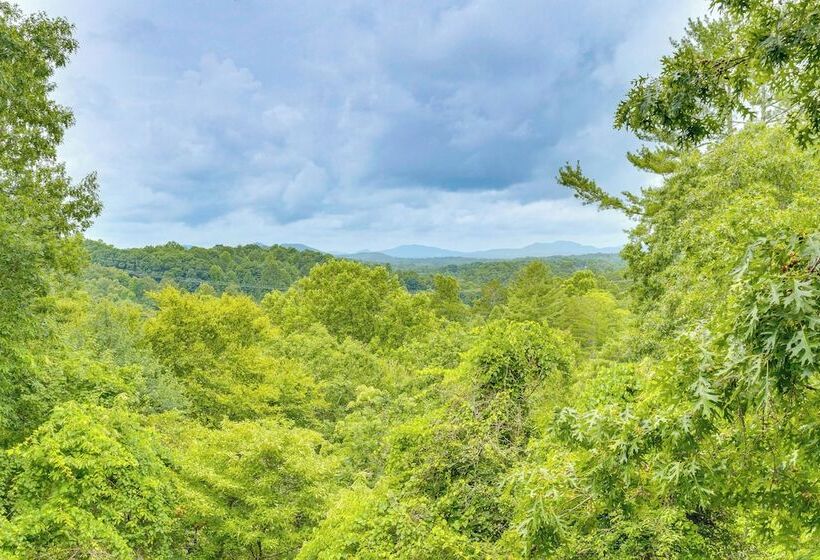 Cozy Murphy Cabin Retreat: Hot Tub & Mtn Views!