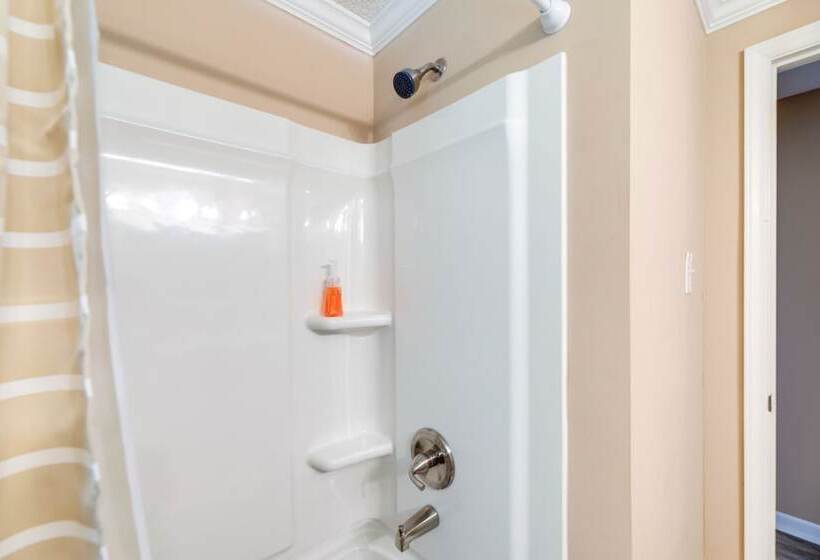 Cozy North Carolina Retreat Near Beaches & Golfing