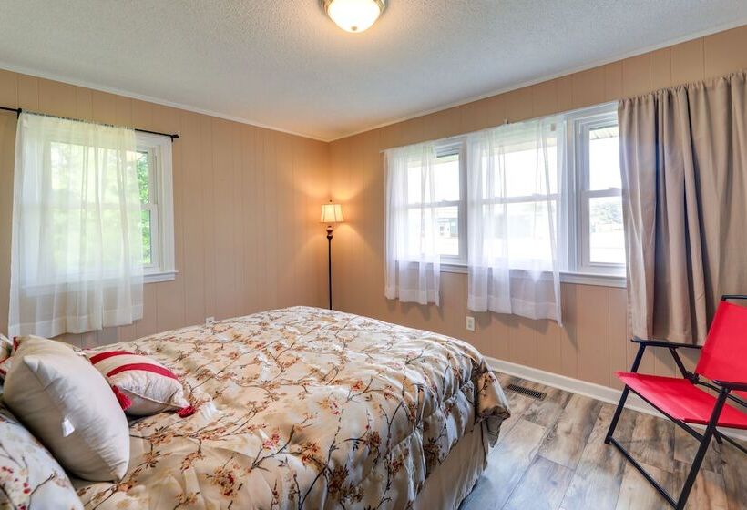 Cozy North Carolina Retreat Near Beaches & Golfing