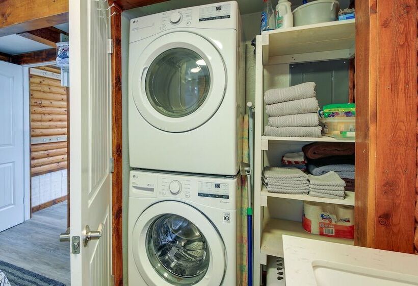 Cozy Thompson Falls Cabin W/ Mountain Views