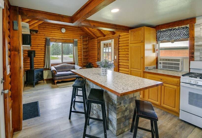 Cozy Thompson Falls Cabin W/ Mountain Views
