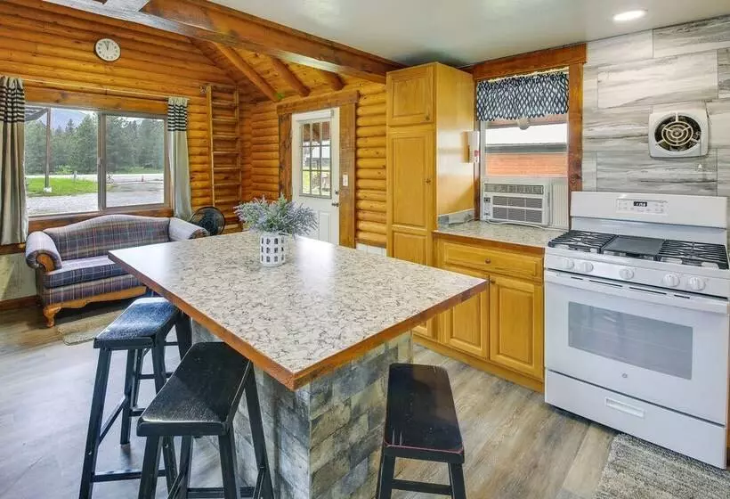 Cozy Thompson Falls Cabin W/ Mountain Views