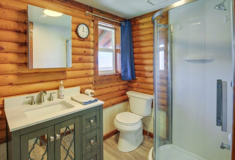 Cozy Thompson Falls Cabin W/ Mountain Views