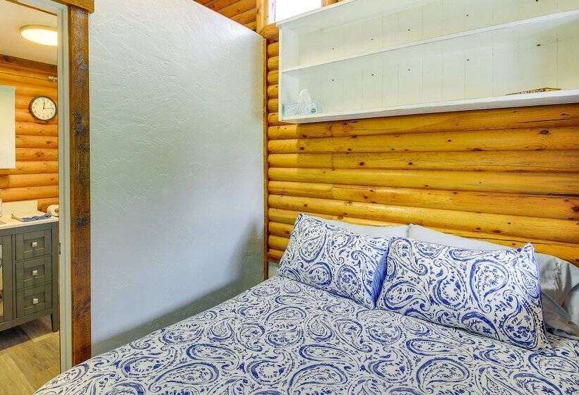 Cozy Thompson Falls Cabin W/ Mountain Views