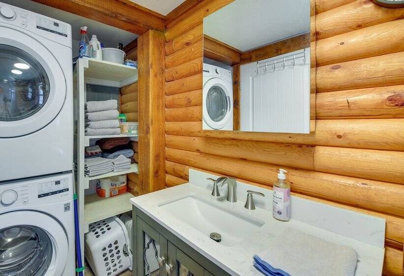 Cozy Thompson Falls Cabin W/ Mountain Views