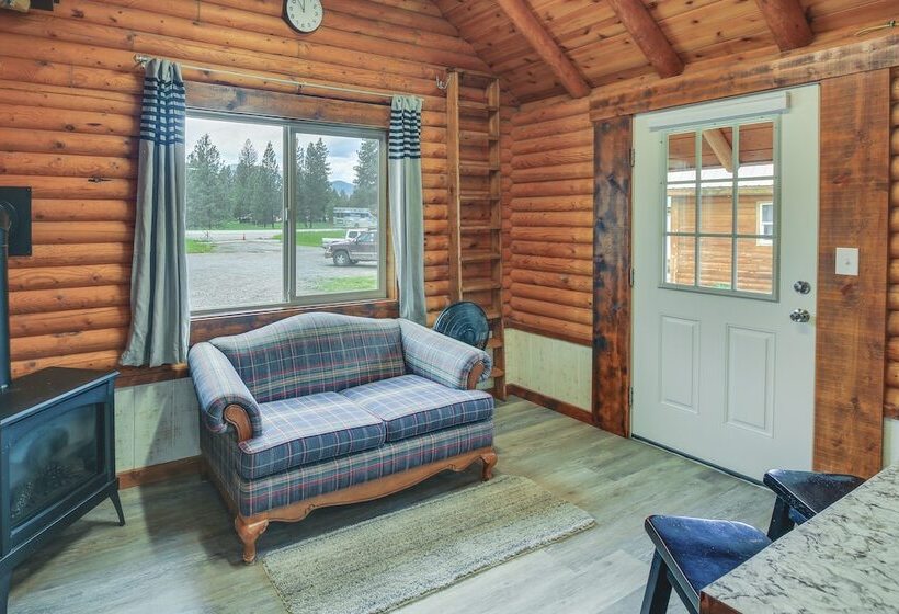 Cozy Thompson Falls Cabin W/ Mountain Views