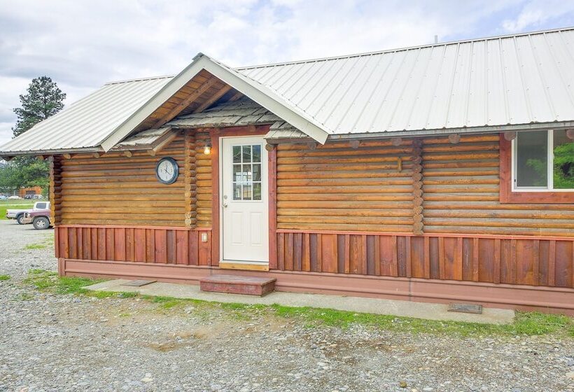 Cozy Thompson Falls Cabin W/ Mountain Views