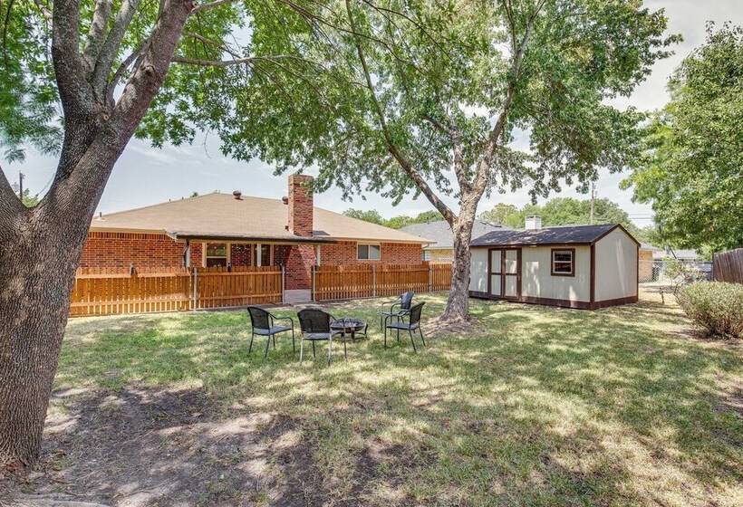 Darling Waxahachie Home W/ Yard & Fire Pit!