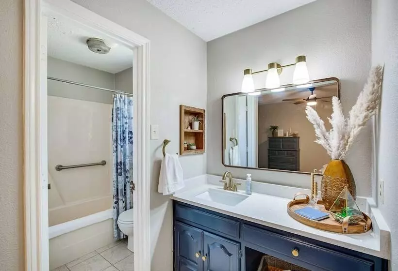 Darling Waxahachie Home W/ Yard & Fire Pit!