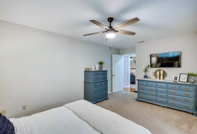 Darling Waxahachie Home W/ Yard & Fire Pit!