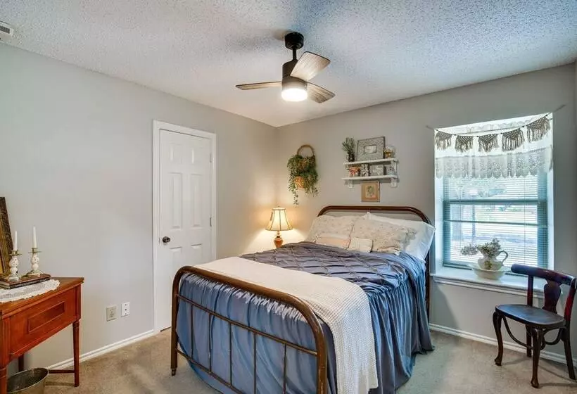 Darling Waxahachie Home W/ Yard & Fire Pit!