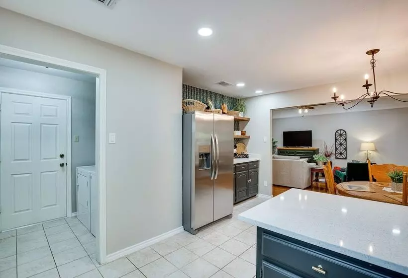 Darling Waxahachie Home W/ Yard & Fire Pit!