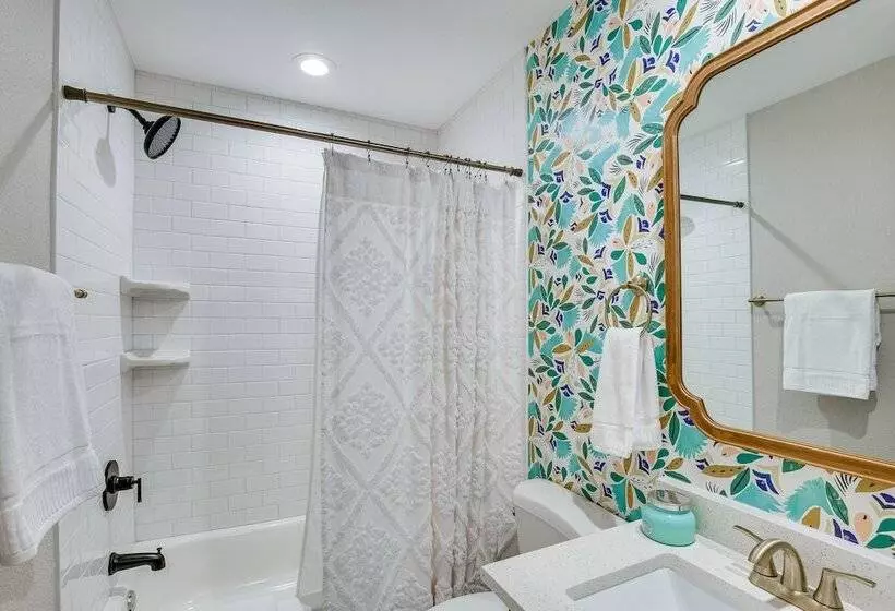 Darling Waxahachie Home W/ Yard & Fire Pit!