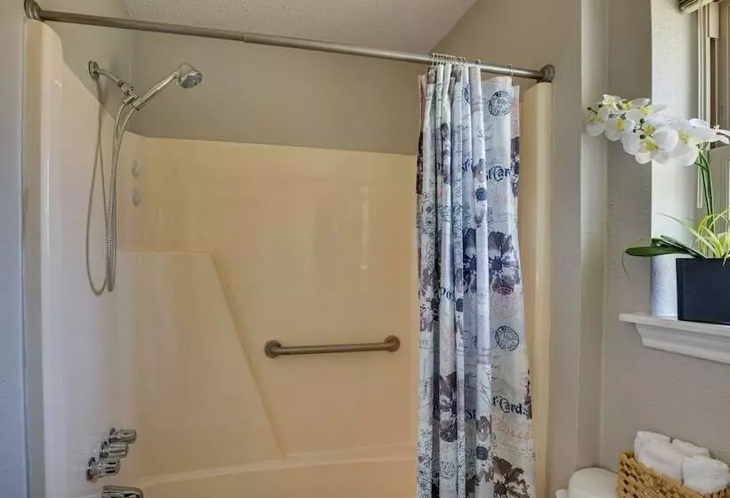 Darling Waxahachie Home W/ Yard & Fire Pit!