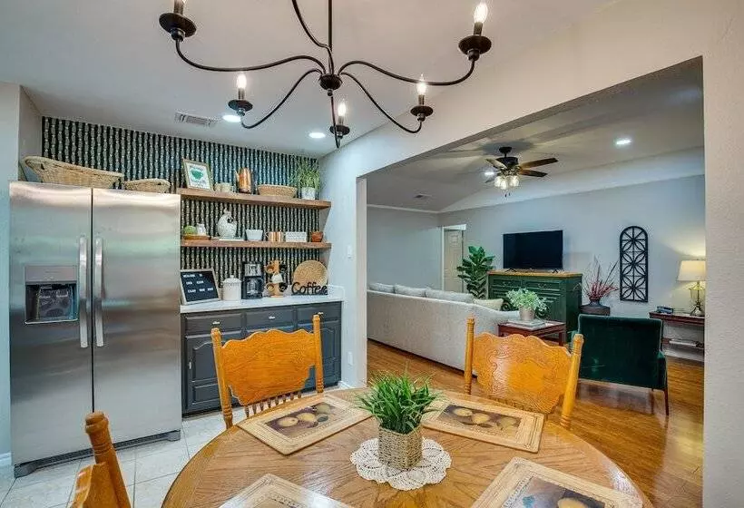 Darling Waxahachie Home W/ Yard & Fire Pit!