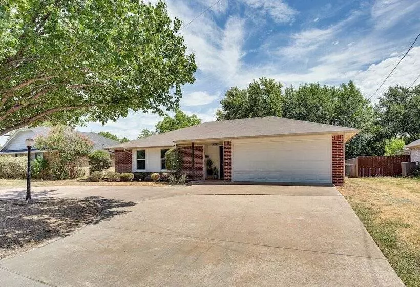 Darling Waxahachie Home W/ Yard & Fire Pit!