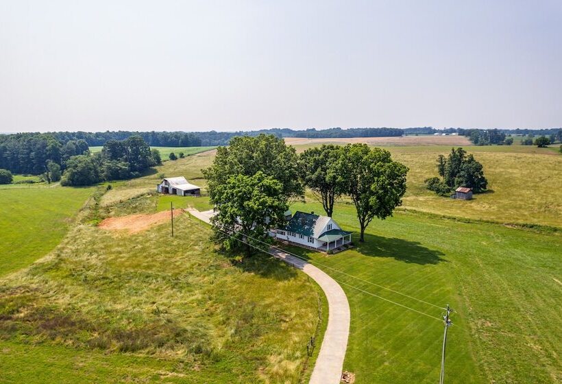 Dobson Farmhouse W/ Scenic Porch Near Vineyards!