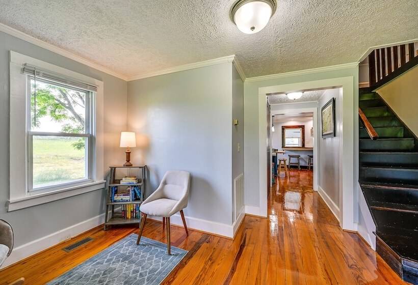 Dobson Farmhouse W/ Scenic Porch Near Vineyards!