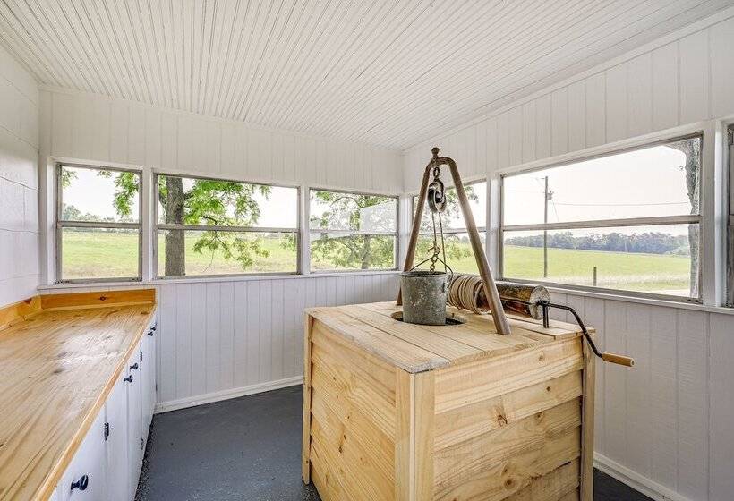 Dobson Farmhouse W/ Scenic Porch Near Vineyards!