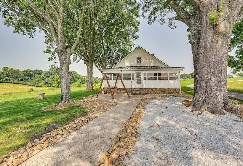Dobson Farmhouse W/ Scenic Porch   Near Vineyards!