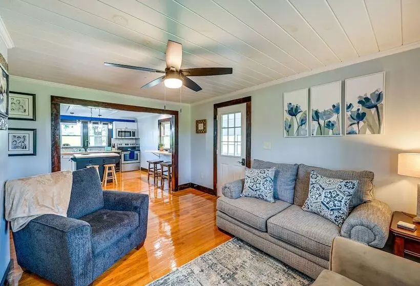 Dobson Farmhouse W/ Scenic Porch   Near Vineyards!