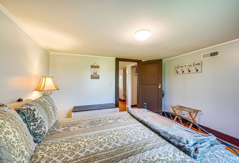 Dobson Farmhouse W/ Scenic Porch Near Vineyards!