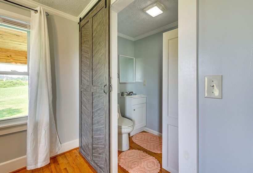 Dobson Farmhouse W/ Scenic Porch Near Vineyards!