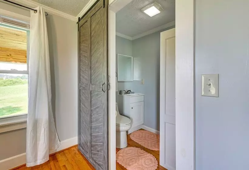 Dobson Farmhouse W/ Scenic Porch   Near Vineyards!