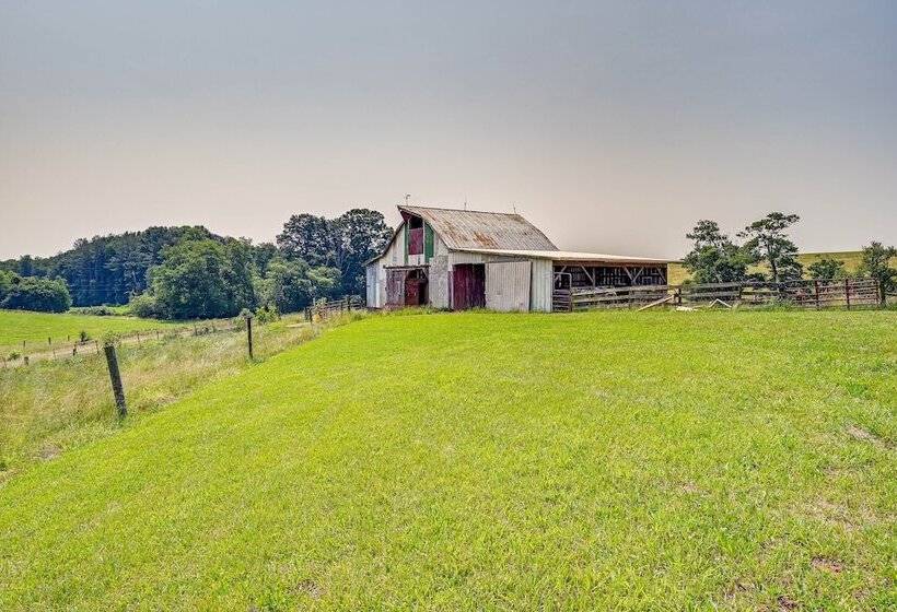 Dobson Farmhouse W/ Scenic Porch Near Vineyards!