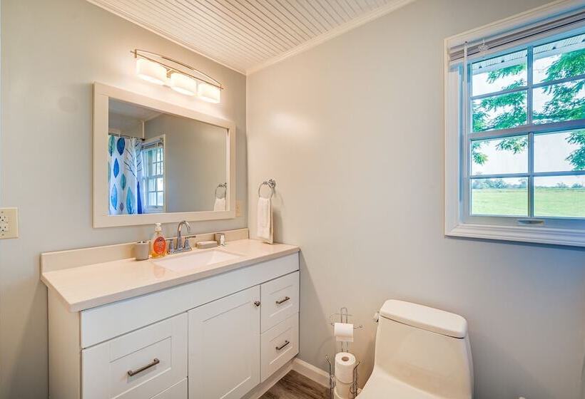 Dobson Farmhouse W/ Scenic Porch Near Vineyards!