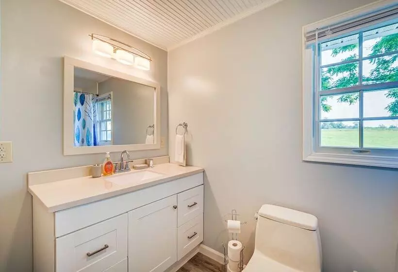 Dobson Farmhouse W/ Scenic Porch   Near Vineyards!