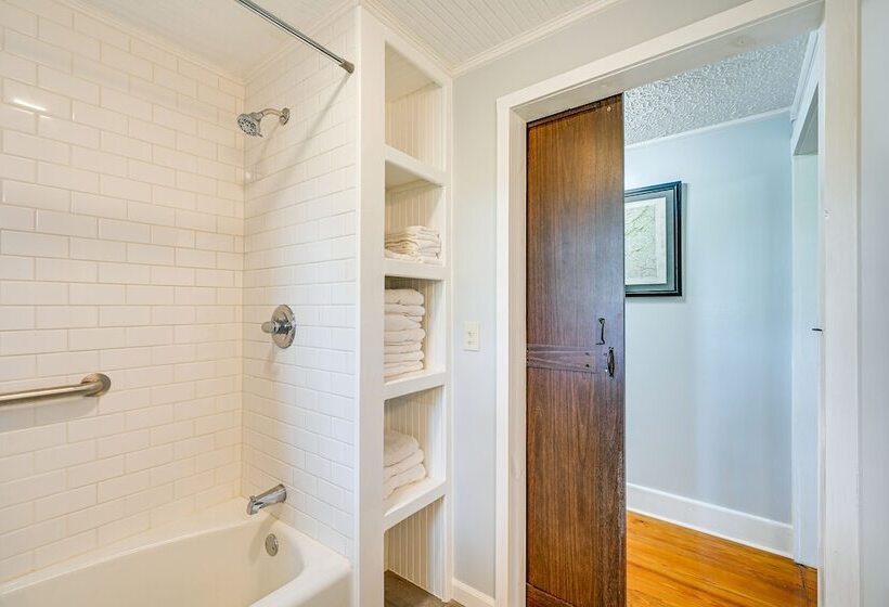 Dobson Farmhouse W/ Scenic Porch Near Vineyards!