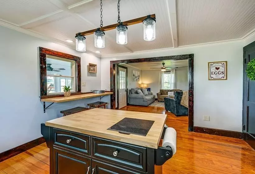 Dobson Farmhouse W/ Scenic Porch   Near Vineyards!