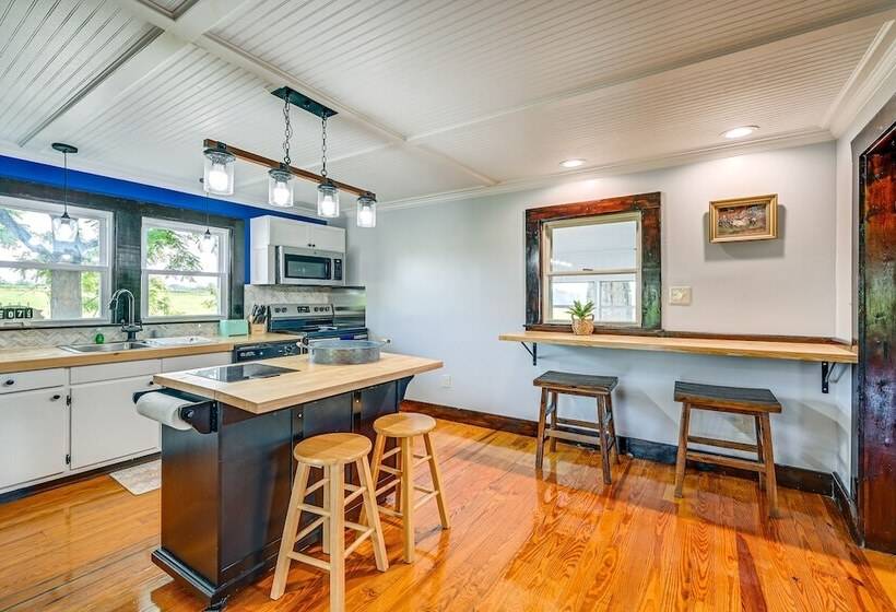 Dobson Farmhouse W/ Scenic Porch Near Vineyards!