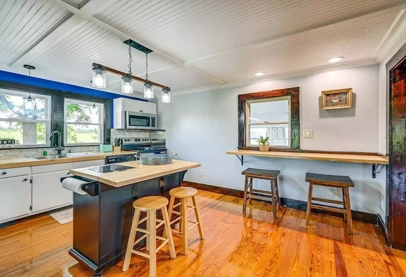 Dobson Farmhouse W/ Scenic Porch   Near Vineyards!