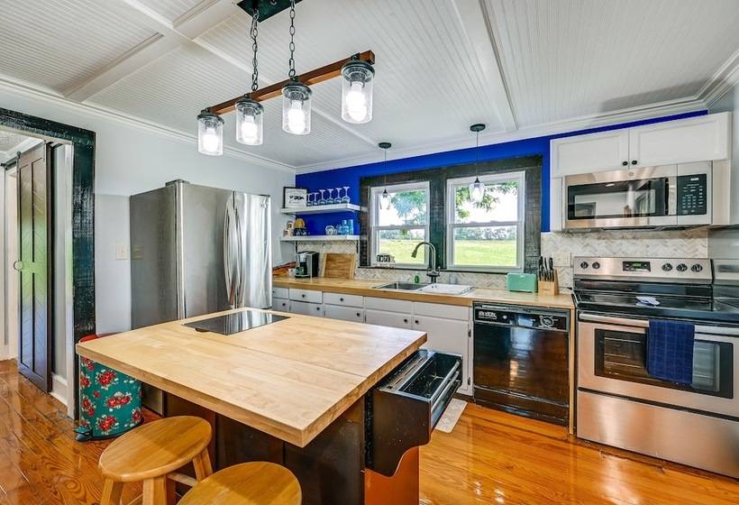 Dobson Farmhouse W/ Scenic Porch Near Vineyards!