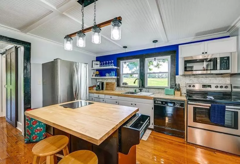 Dobson Farmhouse W/ Scenic Porch   Near Vineyards!