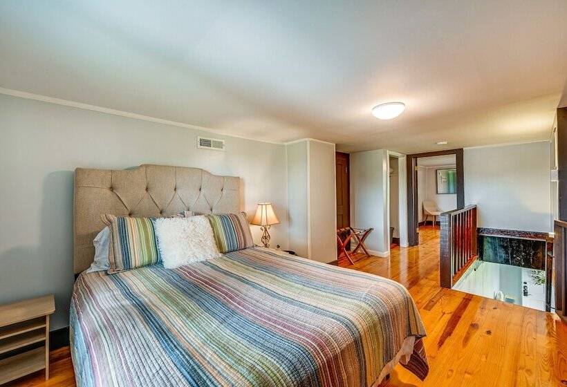 Dobson Farmhouse W/ Scenic Porch Near Vineyards!