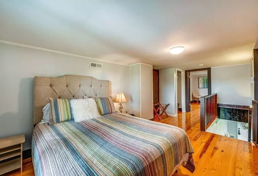 Dobson Farmhouse W/ Scenic Porch   Near Vineyards!