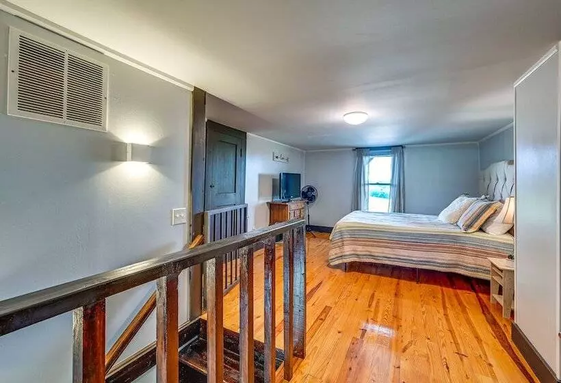 Dobson Farmhouse W/ Scenic Porch   Near Vineyards!