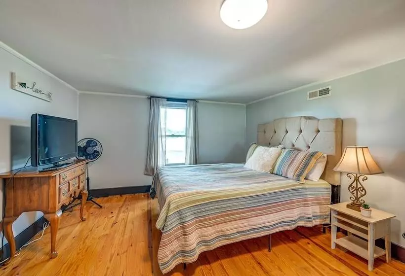 Dobson Farmhouse W/ Scenic Porch   Near Vineyards!