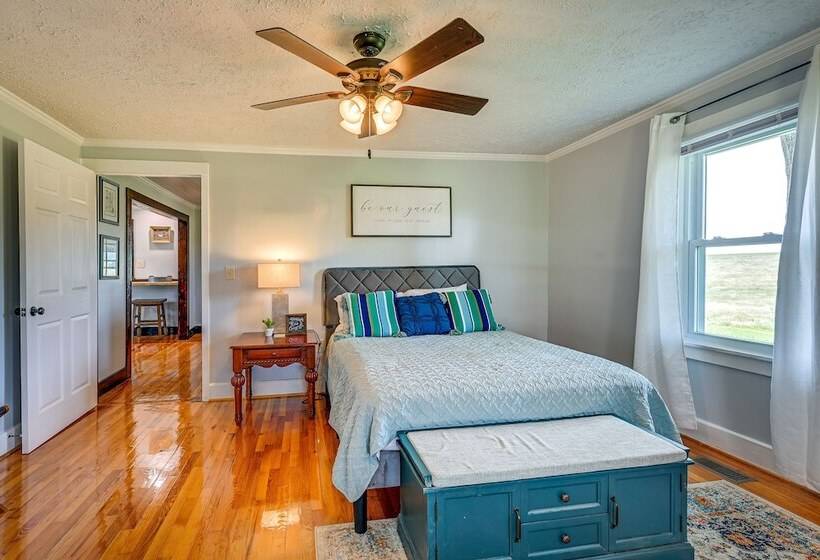 Dobson Farmhouse W/ Scenic Porch Near Vineyards!
