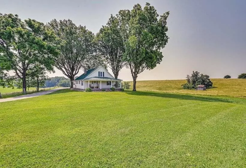 Dobson Farmhouse W/ Scenic Porch   Near Vineyards!